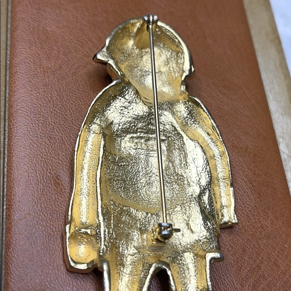 VINTAGE AJC FIGURAL”BEACH TOURIST” GOLD TONE BROOCH - Picture 8 of 8